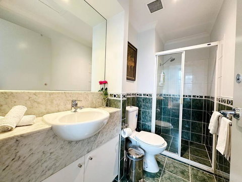 Aspire CBD One Bedroom With Indoor Pool & Parking Available - Accommodation Rockhampton 3
