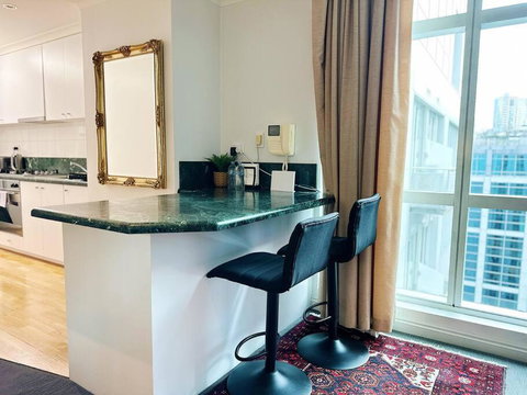 Aspire CBD One Bedroom With Indoor Pool & Parking Available - Accommodation Rockhampton 4