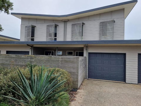 At Broadbeach Inverloch - Accommodation Rockhampton 0