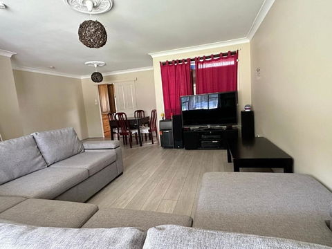 At Holiday House - Accommodation Rockhampton 1