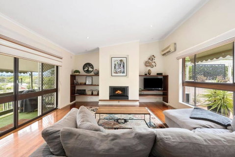 At The Hilltop - Sleeps 10 - Accommodation Rockhampton 0