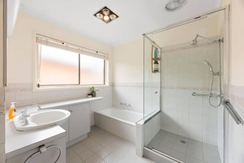 At The Hilltop - Sleeps 10 - Accommodation Rockhampton 1