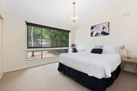 At The Hilltop - Sleeps 10 - Accommodation Rockhampton 2