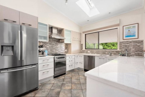At The Hilltop - Sleeps 10 - Accommodation Rockhampton 3