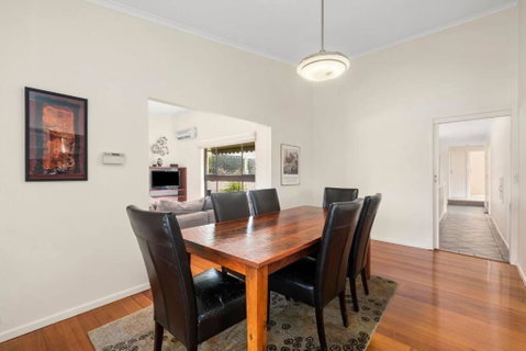 At The Hilltop - Sleeps 10 - Accommodation Rockhampton 4