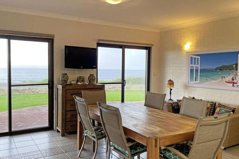 Augusta Beachfront - Watch The Whales Go By - Accommodation Rockhampton 3