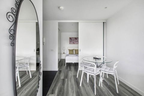 Aura Off Flinders Lane - A City Centre Balcony Abode - Accommodation Rockhampton 1