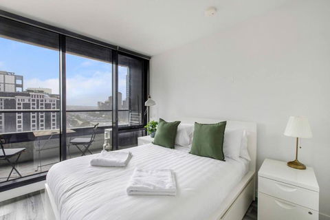 Aura Off Flinders Lane - A City Centre Balcony Abode - Accommodation Rockhampton 2