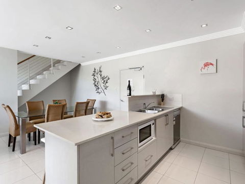 Aura Apartments Unit 13 59 Shoal Bay Road - Accommodation Rockhampton 4