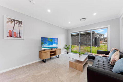 Austral Brand New 3Br House With WiFi & Parking - Accommodation Rockhampton 1