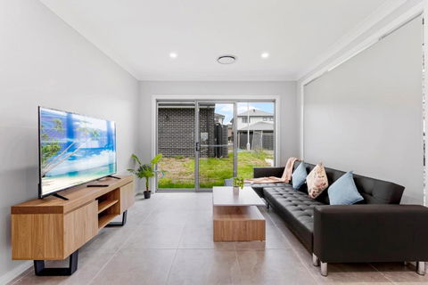 Austral Brand New 3Br House With WiFi & Parking - Accommodation Rockhampton 2
