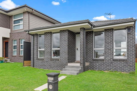 Austral Brand New 3Br House With WiFi & Parking - Accommodation Rockhampton 0