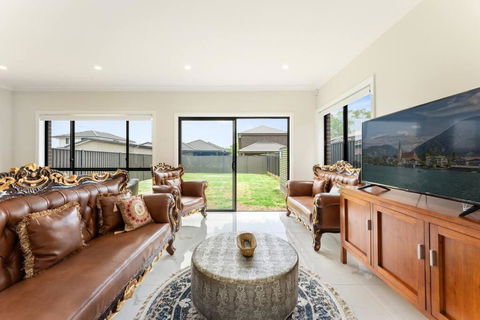 Austral Spacious Large 5 Br Home With Central AC - Accommodation Rockhampton 0