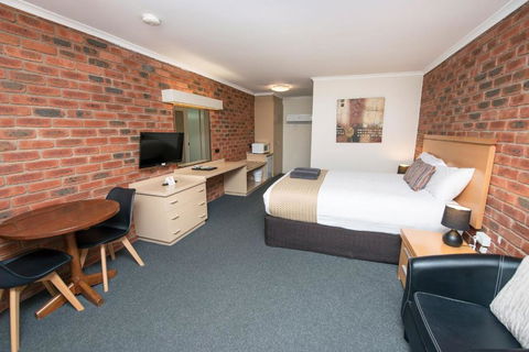 Australian Settlers Motor Inn - Accommodation Rockhampton 1
