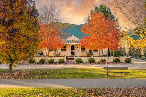 Autumn Beauty - Garden Cottage 4 - Accommodation Rockhampton 0