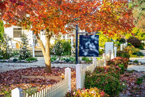 Autumn Beauty - Garden Cottage 4 - Accommodation Rockhampton 1