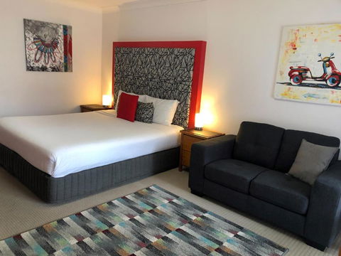 Avaleen Lodge Motor Inn - Accommodation Rockhampton 2