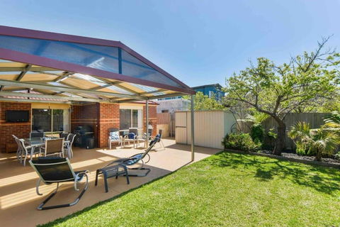 Avenue Family Retreat - Accommodation Rockhampton 1