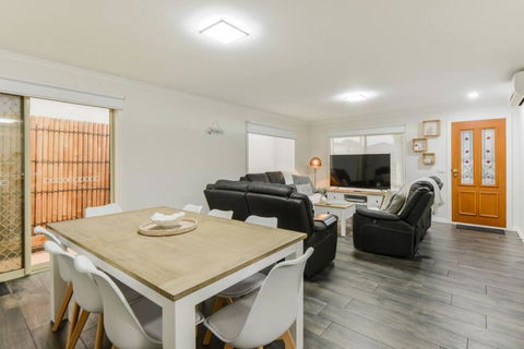 Avenue Family Retreat - Accommodation Rockhampton 0