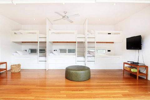 Ayana - Pet Friendly - Directly Opposite Beach - Fireplace - Accommodation Rockhampton 4