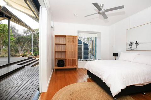 Ayana - Pet Friendly - Directly Opposite Beach - Fireplace - Accommodation Rockhampton 3
