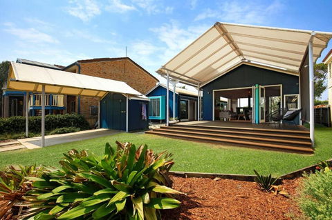 Ayana - Pet Friendly - Directly Opposite Beach - Fireplace - Accommodation Rockhampton 2