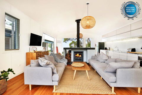 Ayana - Pet Friendly - Directly Opposite Beach - Fireplace - Accommodation Rockhampton 0
