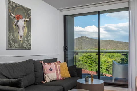 Awesome Brooklyn Inspired Stay - Mt Ainslie View - Accommodation Rockhampton 1