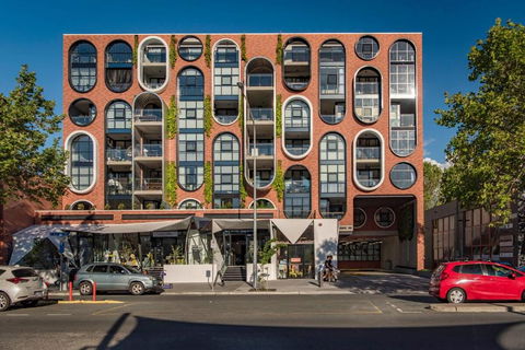 Awesome Brooklyn Inspired Stay - Mt Ainslie View - Accommodation Rockhampton 0