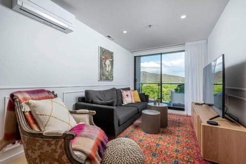 Awesome Brooklyn Inspired Stay - Mt Ainslie View - Accommodation Rockhampton 4