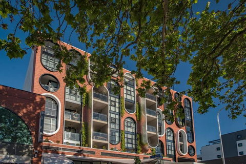 Awesome Brooklyn Inspired Stay - Mt Ainslie View - Accommodation Rockhampton 3