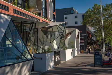 Awesome Brooklyn Inspired Stay - Mt Ainslie View - Accommodation Rockhampton 2