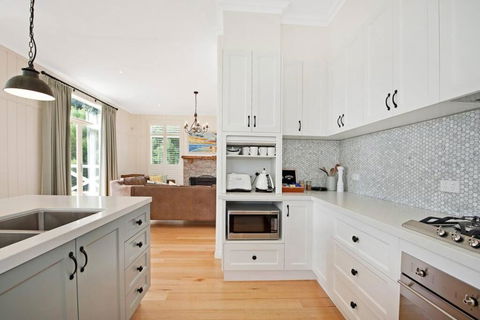 Apollo Bay Oceanview Mountain Retreat, Pet Friendly, EV Station, Fireplace - Accommodation Rockhampton 2