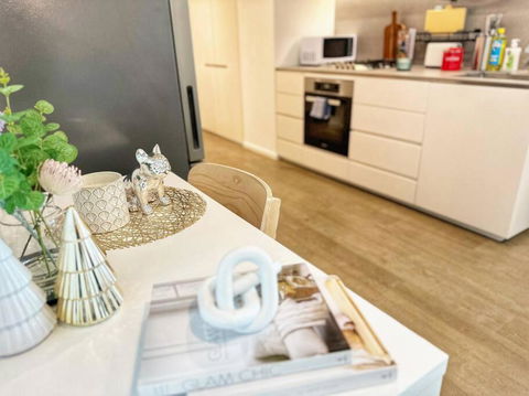 AUS 3415 - 2BR Luxurious Suite FREE PARKING Near Yarra River And Crown - Accommodation Rockhampton 4