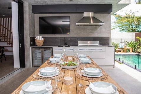 Azure Port Douglas - Luxurious & Modern - Accommodation Rockhampton 2