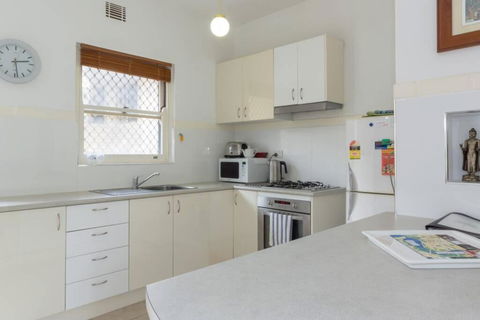 B6 Crawley Apartment 1 BRM & Sleepout Near UWA - Accommodation Rockhampton 3