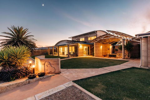 Baird Bay Seaside Villas - Accommodation Rockhampton 0