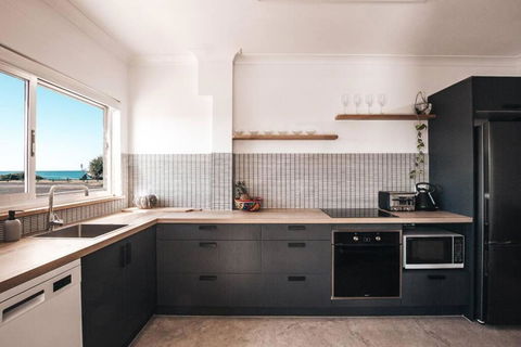 BAY PROPERTIES . Ocean Sounds - Accommodation Rockhampton 1