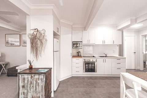 BAY PROPERTIES . Summer Salt On Main - Accommodation Rockhampton 4