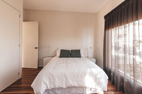 BAY PROPERTIES . The Big Chill - Accommodation Rockhampton 4