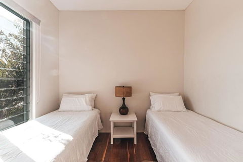 BAY PROPERTIES . The Big Chill - Accommodation Rockhampton 3