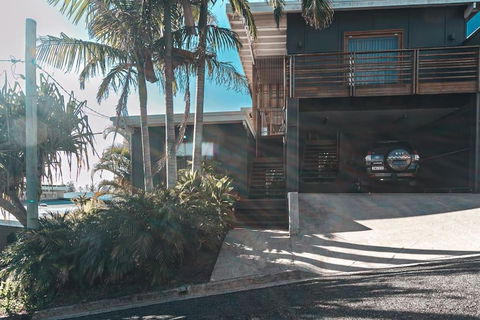 BAY PROPERTIES . The Big Chill - Accommodation Rockhampton 1