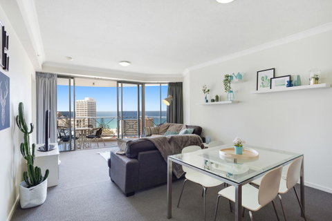 Chevron Renaissance Ocean View - Accommodation Rockhampton 6
