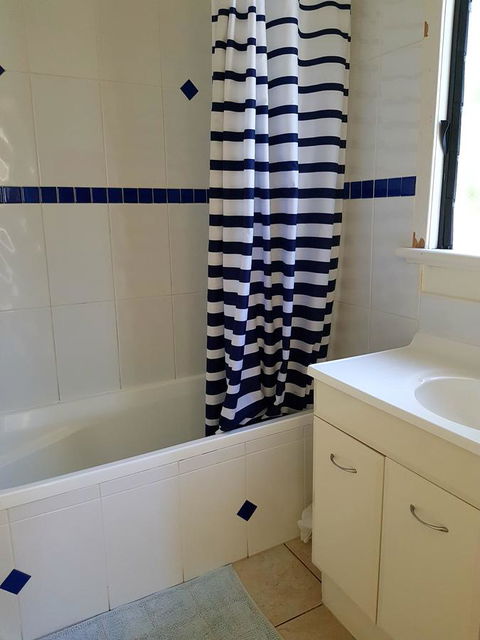 Arcadia Beach Guest House And Car Hire - Accommodation Rockhampton 12