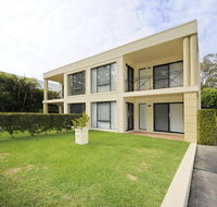 'Bagnall Views' 2/161 Government Rd - Stylish  modern duplex across the road to the waters edge - Accommodation Rockhampton