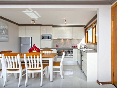 'Beach Break 2', 2/10 Lionel St - Downstairs Unit With Aircon - Accommodation Rockhampton 2
