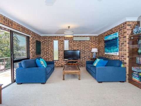 'COLUMBIA VIEWS', 2/9 COLUMBIA CLOSE - AIRCON, WIFI, NETFLIX, VIEWS & BOAT PARKING - Accommodation Rockhampton 3