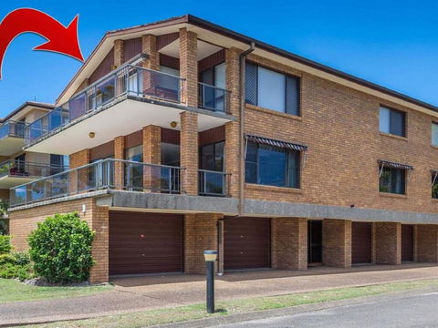 'COLUMBIA VIEWS', 2/9 COLUMBIA CLOSE - AIRCON, WIFI, NETFLIX, VIEWS & BOAT PARKING - Accommodation Rockhampton 0