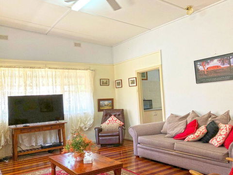 'Daves Place', 27 Rigney St - Holiday House With WIFI, Aircon & Boat Parking - Accommodation Rockhampton 1