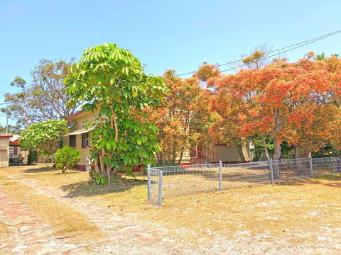 'Daves Place', 27 Rigney St - Holiday House With WIFI, Aircon & Boat Parking - Accommodation Rockhampton 0